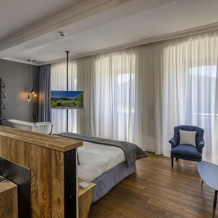 Château Et Golf De Taulane 4*